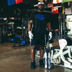 2023 Louisville Slugger Everett Williams 2.0 12" USSSA Slowpitch Softball Bat: WBL2738010 -NEW ERA Store 2023 Louisville Slugger Everett Williams Pass Em Out Slowpitch Softball bat Lifestyle 3